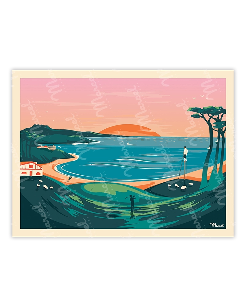 une vue du soleil couchant sur la mer