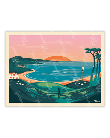 une vue du soleil couchant sur la mer